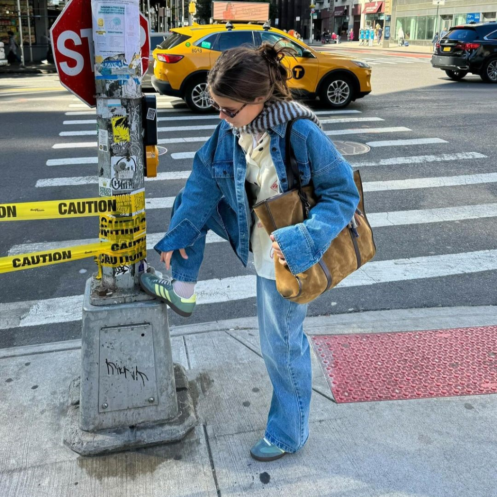 Cool vibes: Πώς να συνδυάσεις τα χρωματιστά σου sneakers