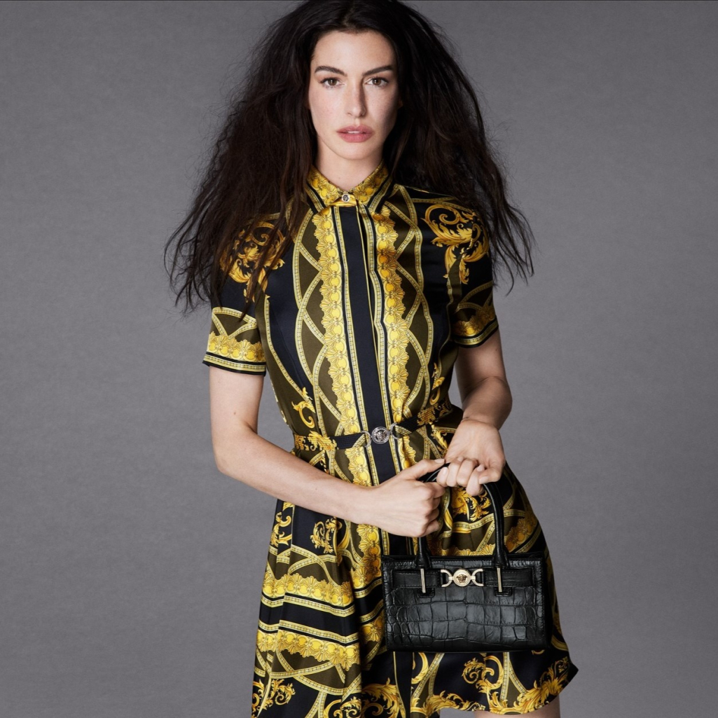 Η Αν Χάθαγουεϊ, στην καμπάνια της Versace Icons, είναι πιο δυναμική από ποτέ
