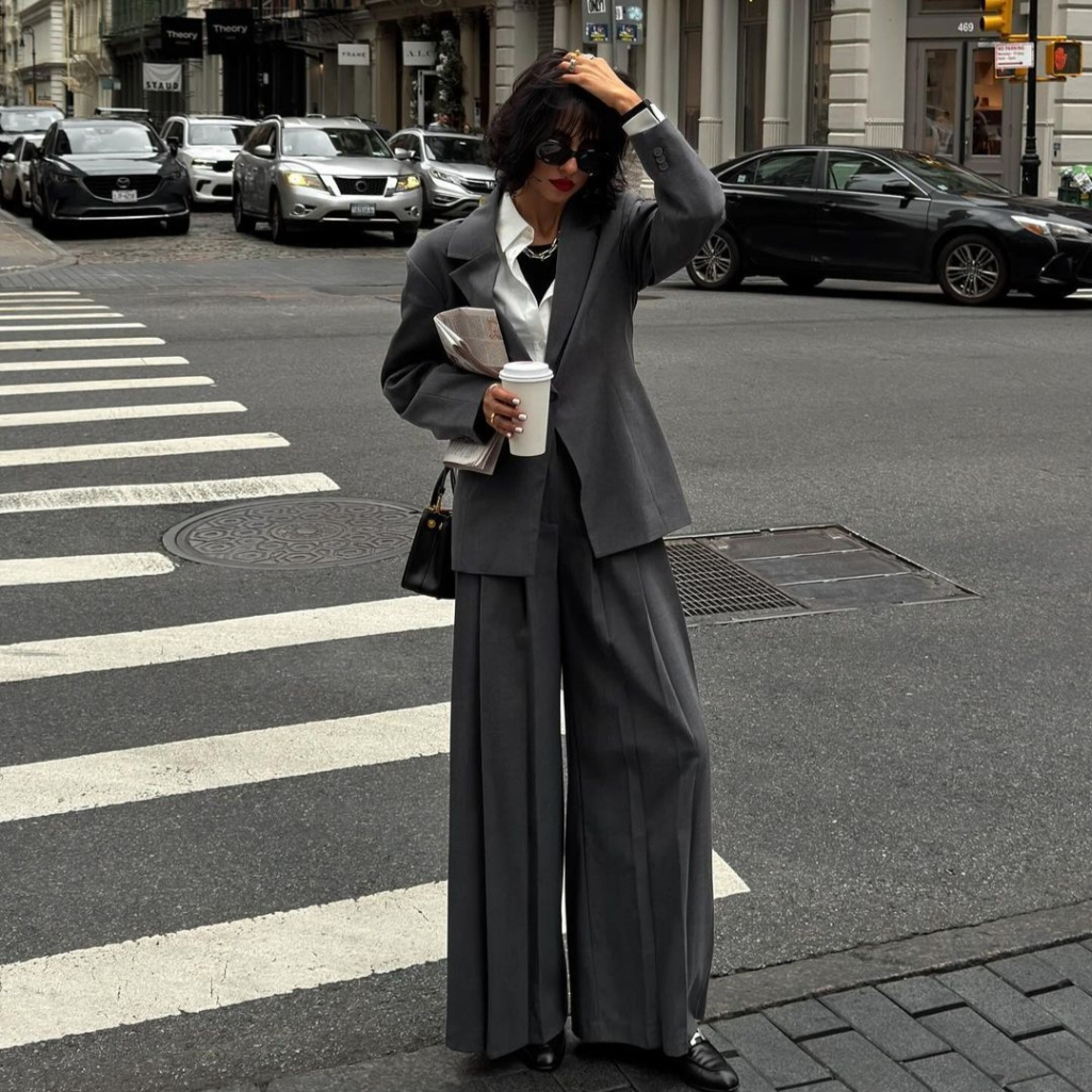 Wide-leg mania: Πώς να συνδυάσεις το φαρδύ παντελόνι σου αυτή τη σεζόν