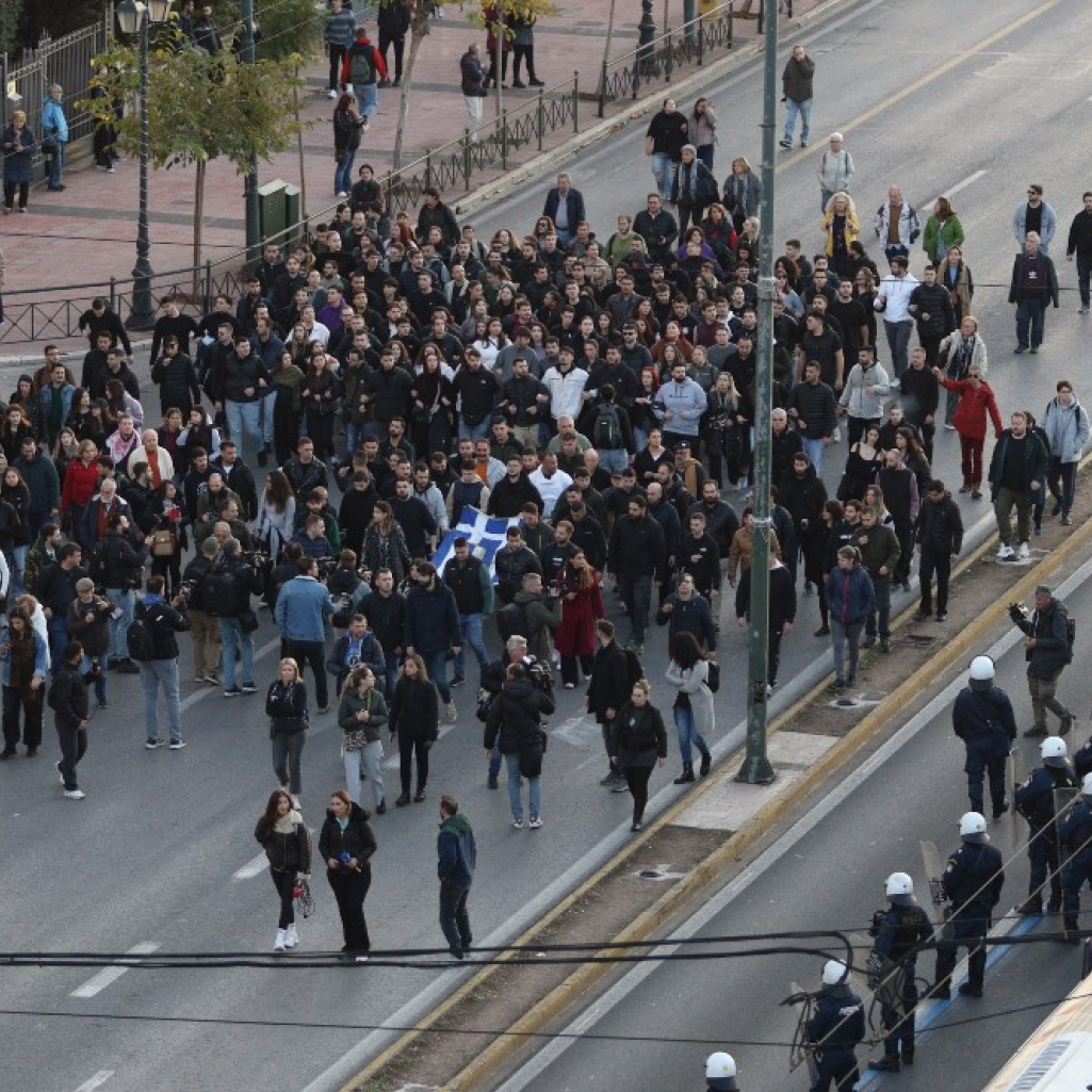 Γονείς νεκρών του Πολυτεχνείου συγκλονίζουν με τις μαρτυρίες τους: "Γιατί σκότωσε το παιδί;"