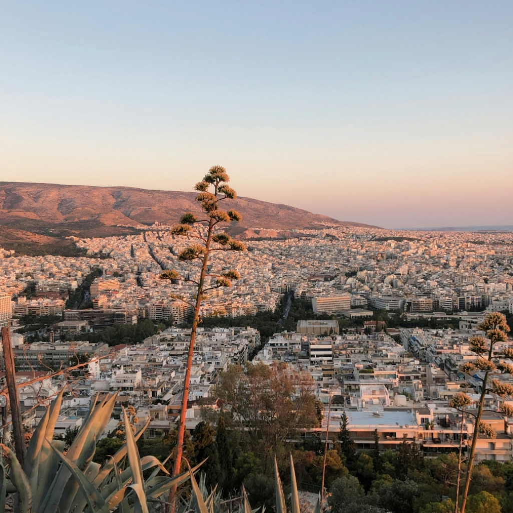 Η πρώτη σέλφι τουριστών στην ιστορία της Αθήνας δείχνει πολύ αμήχανη