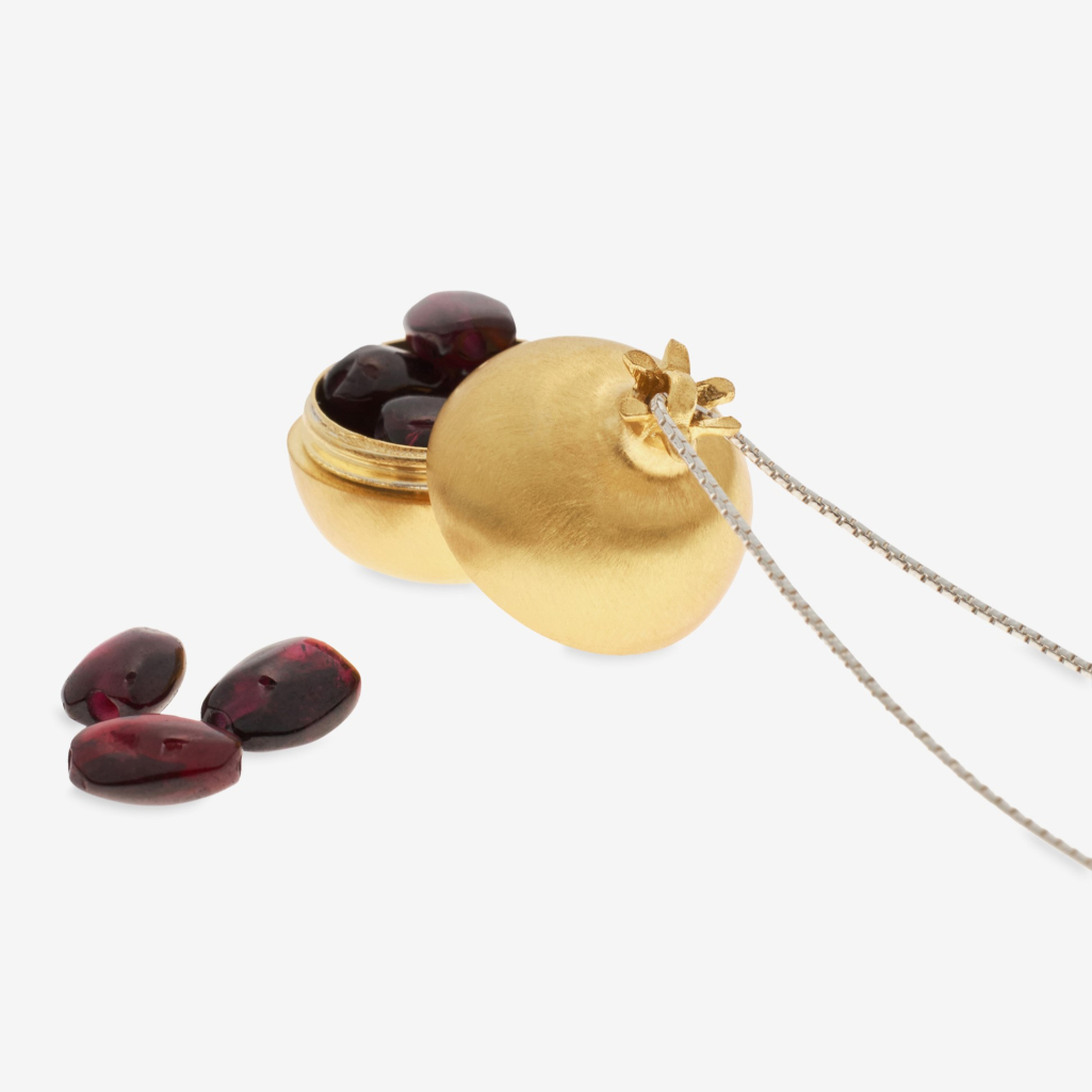 “POMEGRANATE LUCKY CHARM 2025”: Το κρεμαστό γούρι της Maggoosh είναι ένα χρηστικό αντικείμενο λατρείας
