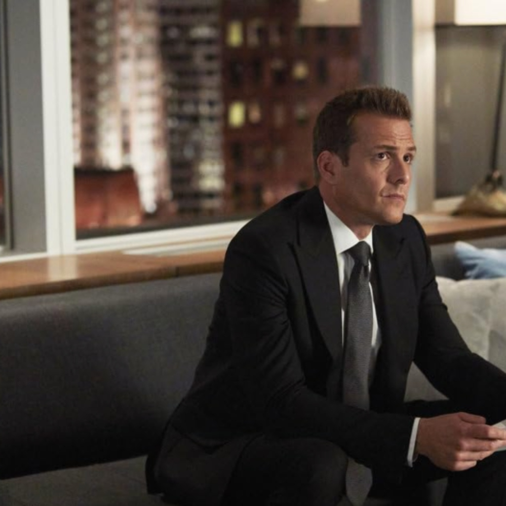 Σε περίπτωση που δεν το έχετε αντιληφθεί, το Suits επιστρέφει και μαζί και ο Χάρβεϊ Σπέκτορ