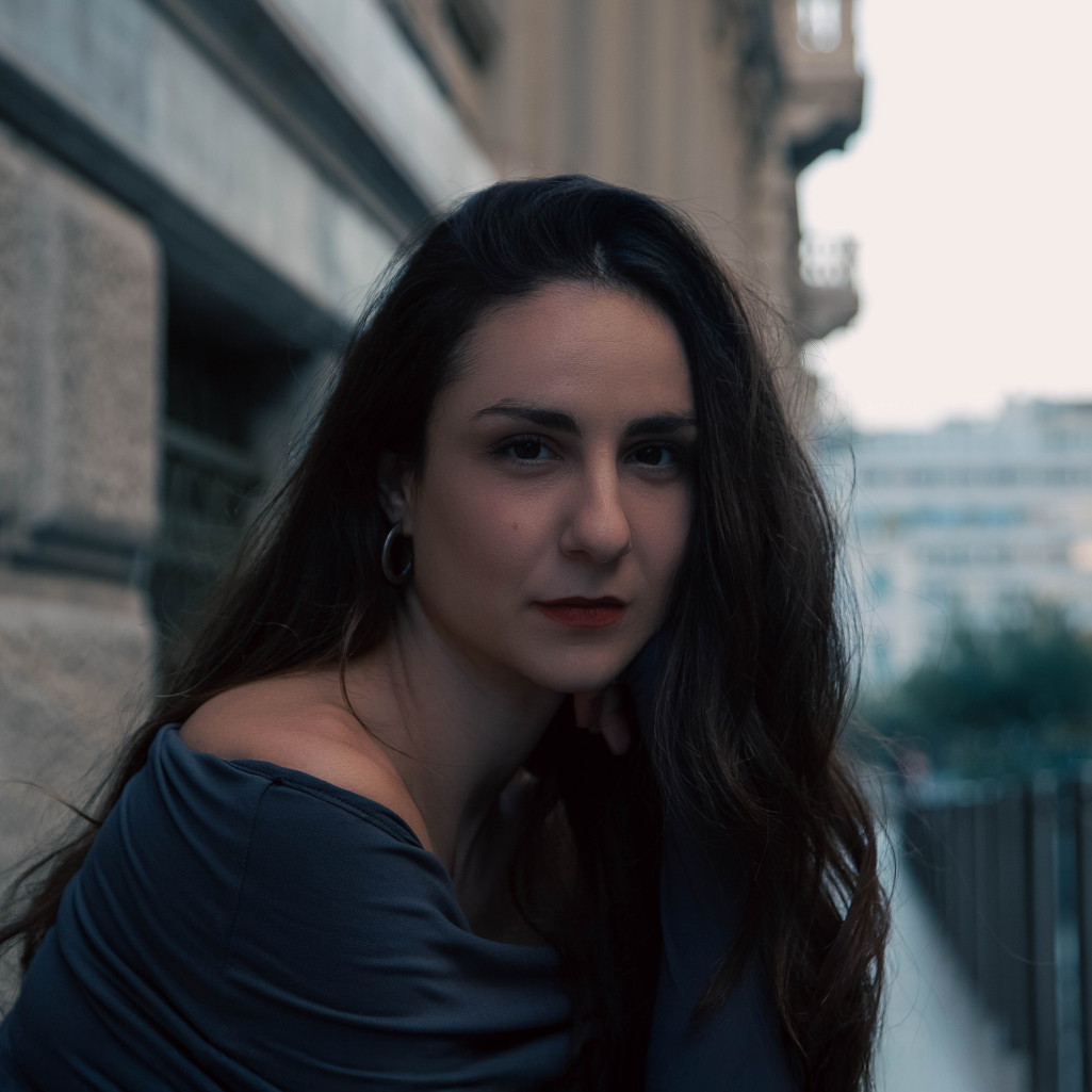 «Όλοι υπηρετούμε την ιστορία που θέλουμε να πούμε, κι αυτό για μένα είναι πολύ σημαντικό»: Η Χρύσα Κολοκούρη στο JennyGr