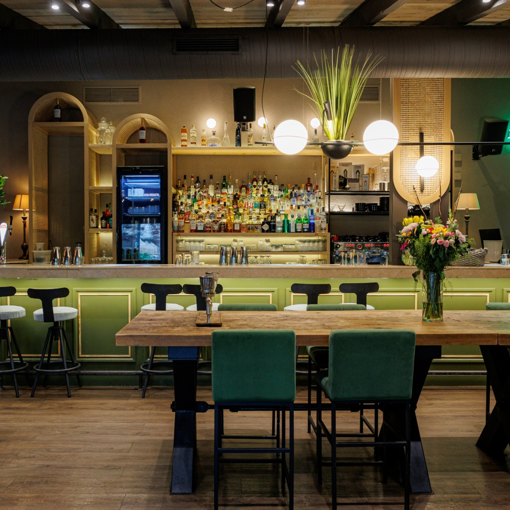 Hide & Seek: Το all-day bar restaurant για αξέχαστα ρεβεγιόν με κορυφαία cocktails