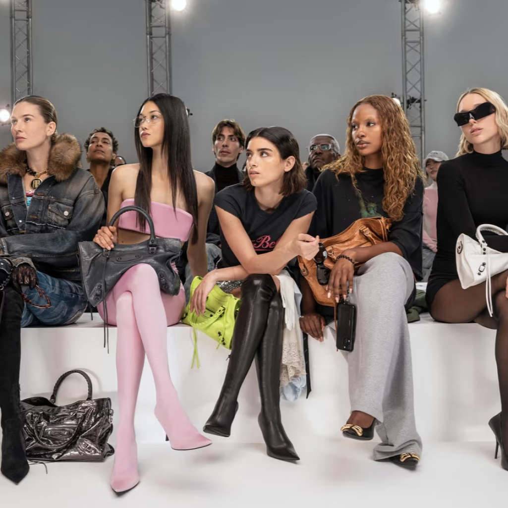 Η καμπάνια της Le City bag του Balenciaga μας μεταφέρει στο front row ενός fashion show