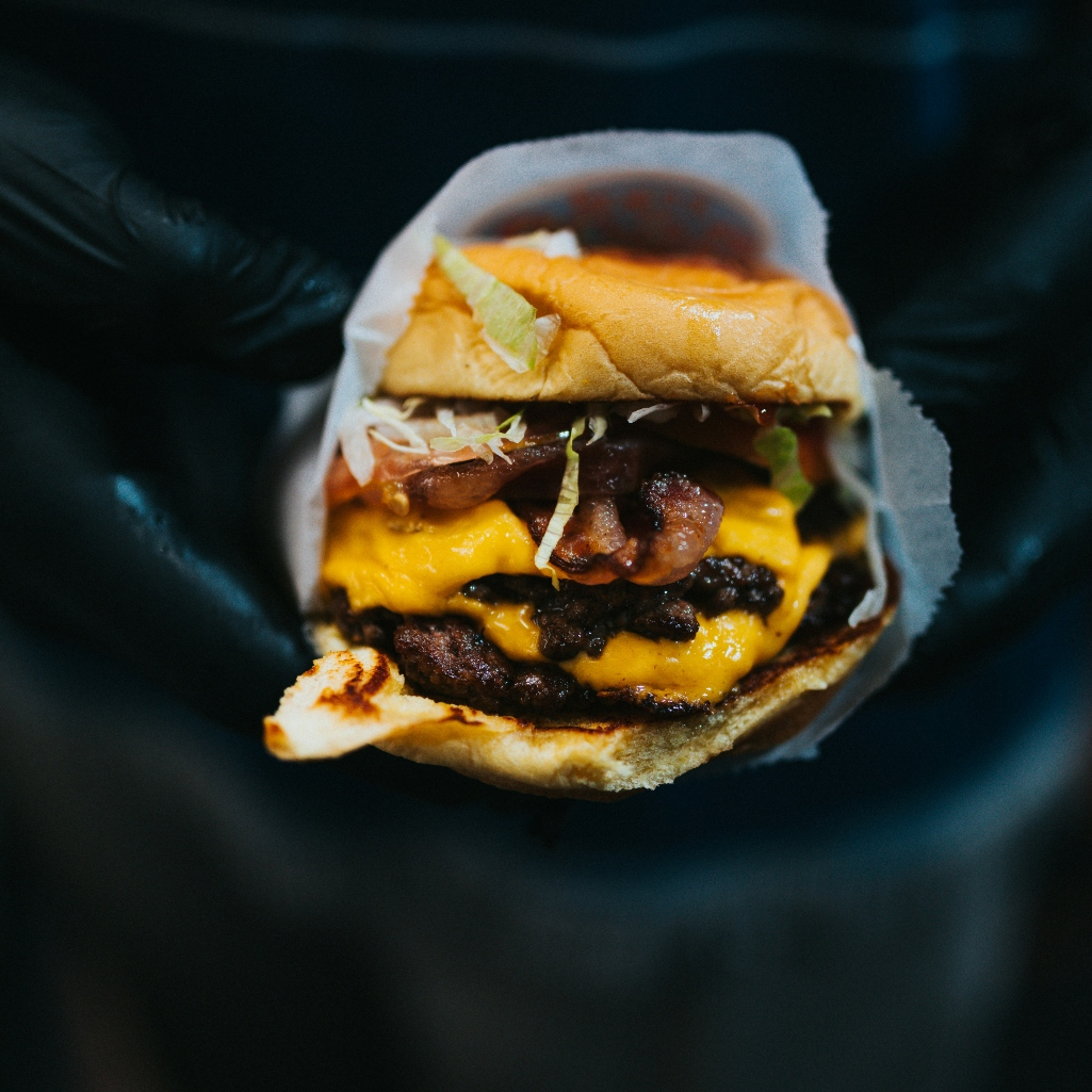 Smash burgers: Τα 6 καλύτερα για το 2024