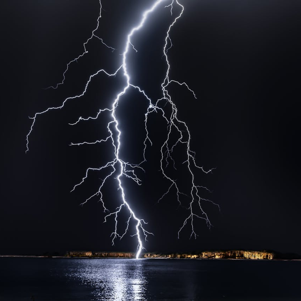 Πού θα χτυπήσει τις επόμενες ώρες η κακοκαιρία Bora: Ισχυρές καταιγίδες και μπαράζ μηνυμάτων από το 112