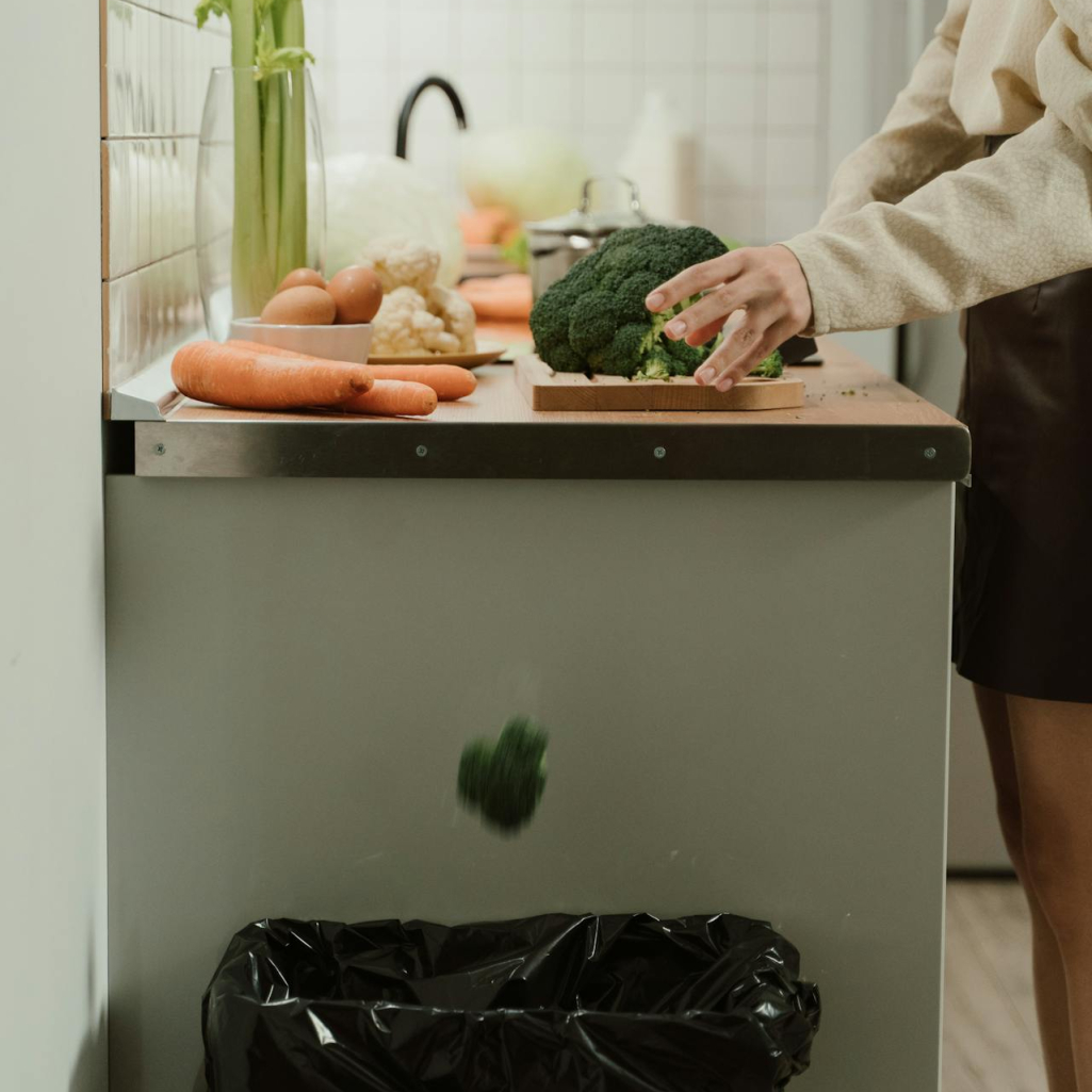 9 tips για να εξουδετερώσετε τις άσχημες μυρωδιές στην κουζίνα από τον κάδο σκουπιδιών