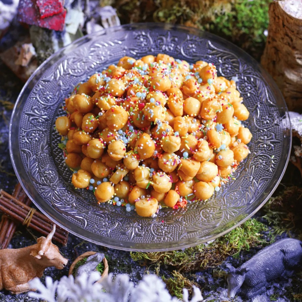 Struffoli στον φούρνο: Οι ναπολιτάνικοι λουκουμάδες που δεν λείπουν από κανένα χριστουγεννιάτικο τραπέζι