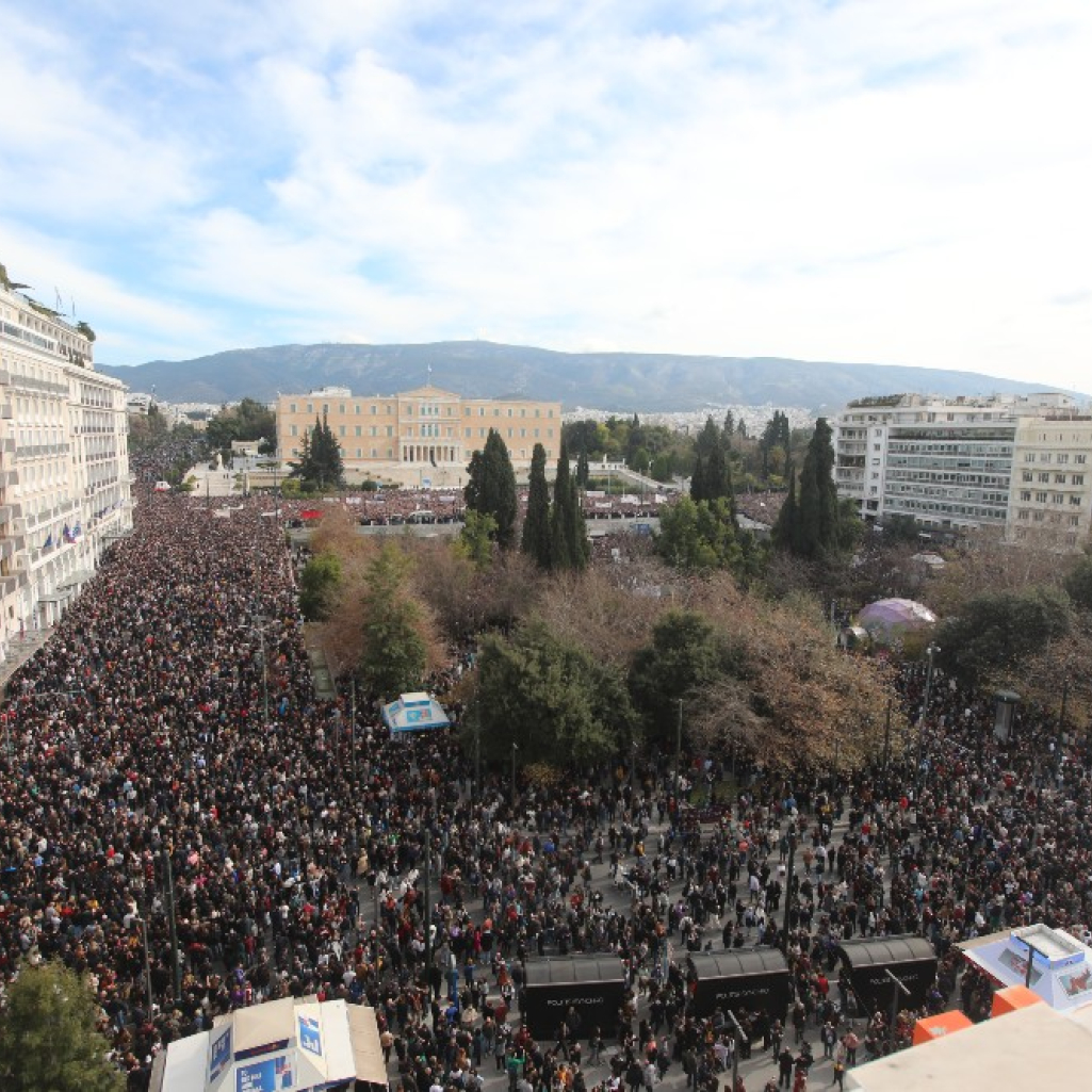 Συγκέντρωση για τα Τέμπη: Χιλιάδες κόσμου στο Σύνταγμα - Εικόνες από το κέντρο της Αθήνας