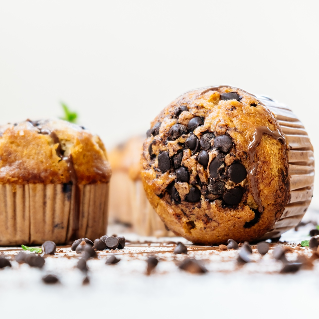 Muffins με ασπράδια αυγών και κομματάκια σοκολάτας