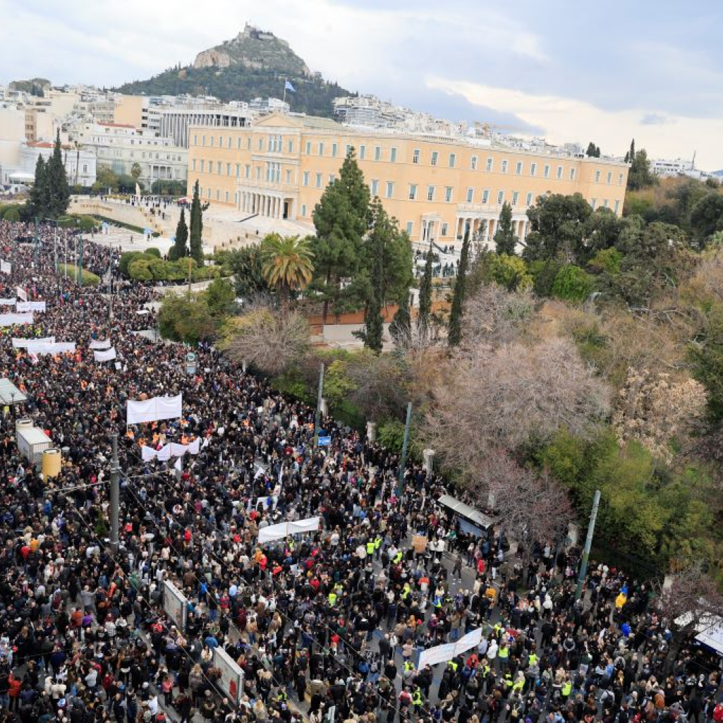 Live οι μεγαλειώδεις πορείες για τα Τέμπη 
