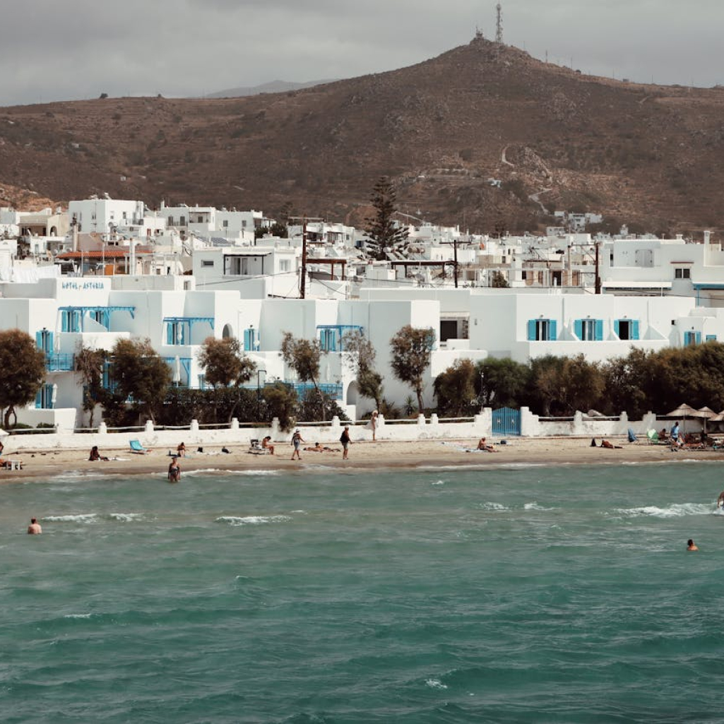 Οι δίδυμες ροζ λίμνες της Ελλάδας: Το φαινόμενο που δημιουργείται στην "καρδιά" του Αιγαίου