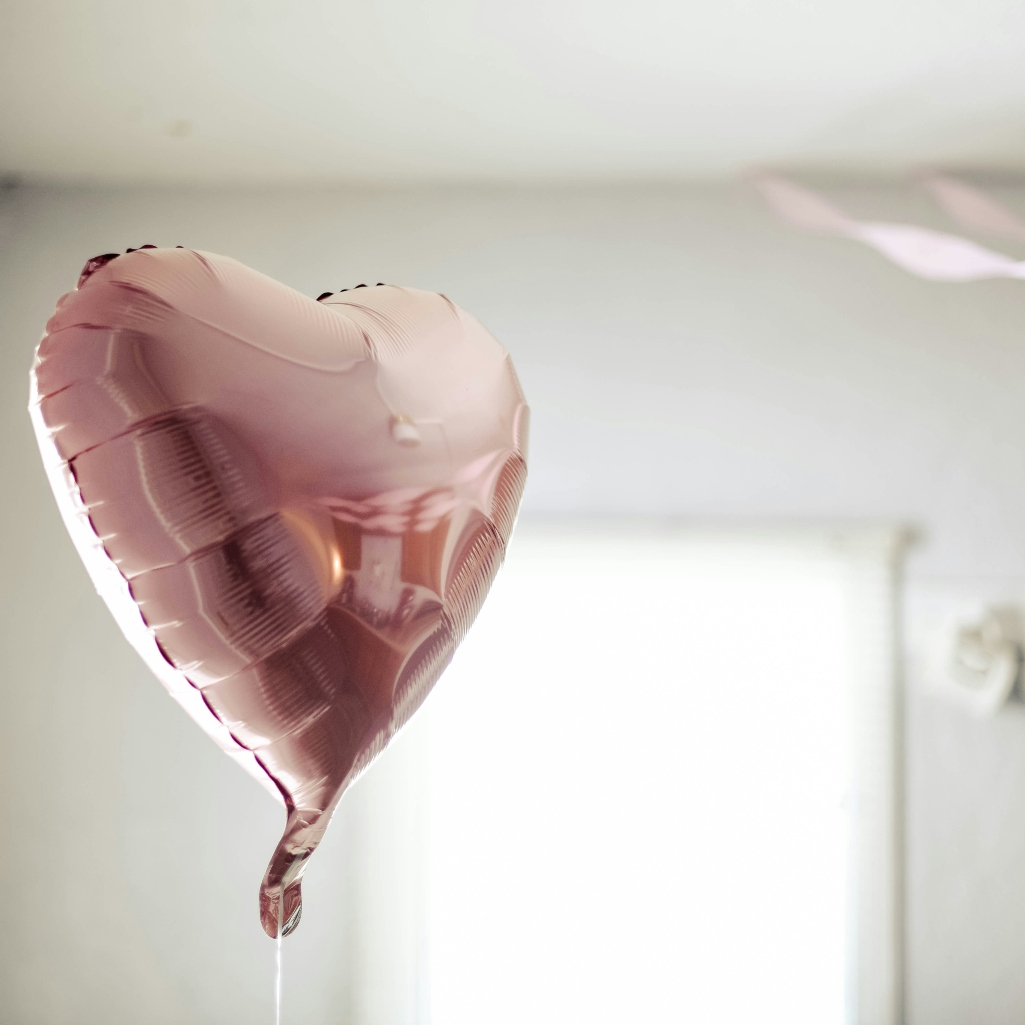 Ποιος ήταν ο Άγιος Βαλεντίνος; - Από το μαστίγωμα γυναικών, στα λουλούδια και τις καρδούλες