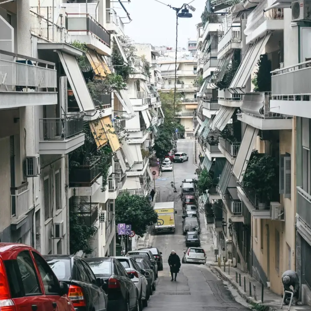 «Για 3 μήνες δεν βλέπουμε ήλιο» - Μέσα στην πιο πυκνοκατοικημένη γειτονιά της Αθήνας