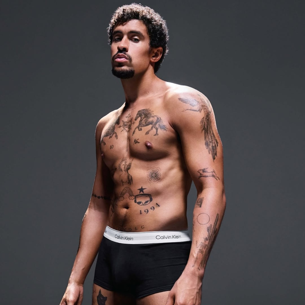 Το viral video της ημέρας: Ο Bad Bunny ποζάρει με Calvin Klein και, αλήθεια, αξίζει να τον δεις