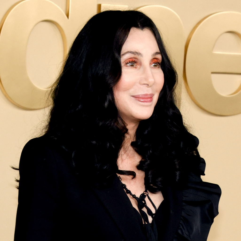 Cher: Το εμβληματικό κορμάκι της από το “If I could turn back time” πωλήθηκε σε δημοπρασία - Και ο αριθμός είναι εξαψήφιος