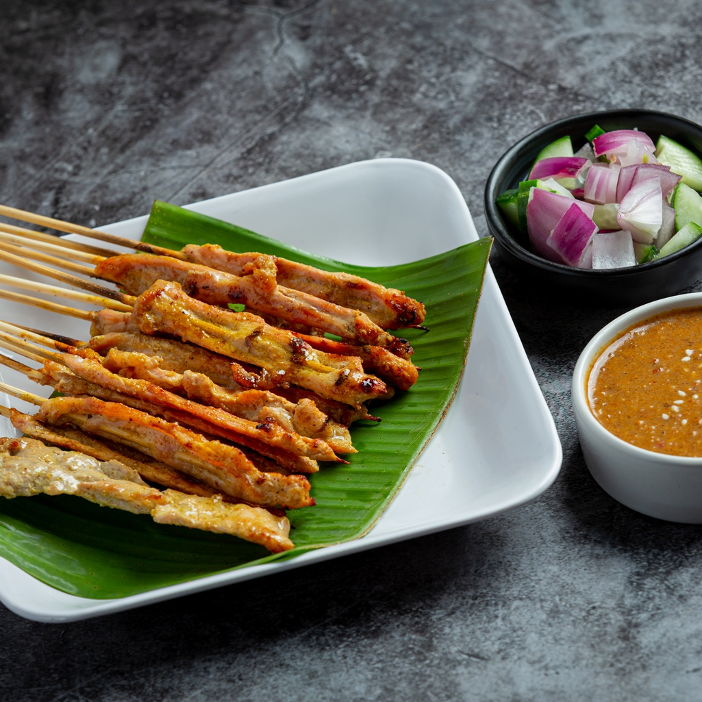 Ινδονησιακό κοτόπουλο satay με σάλτσα φιστικοβούτυρο