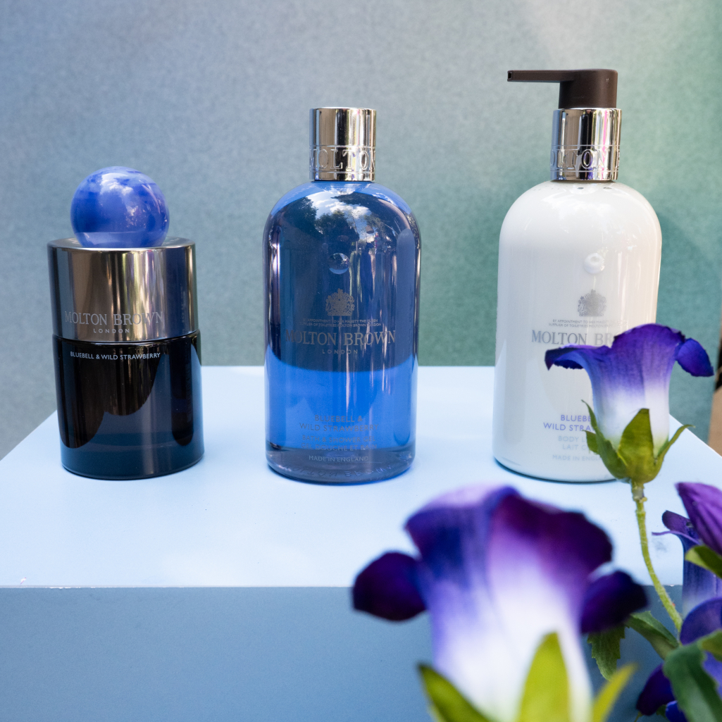 Ο οίκος Molton Brown παρουσιάζει τη νέα του συλλογή Bluebell & Wild Strawberry