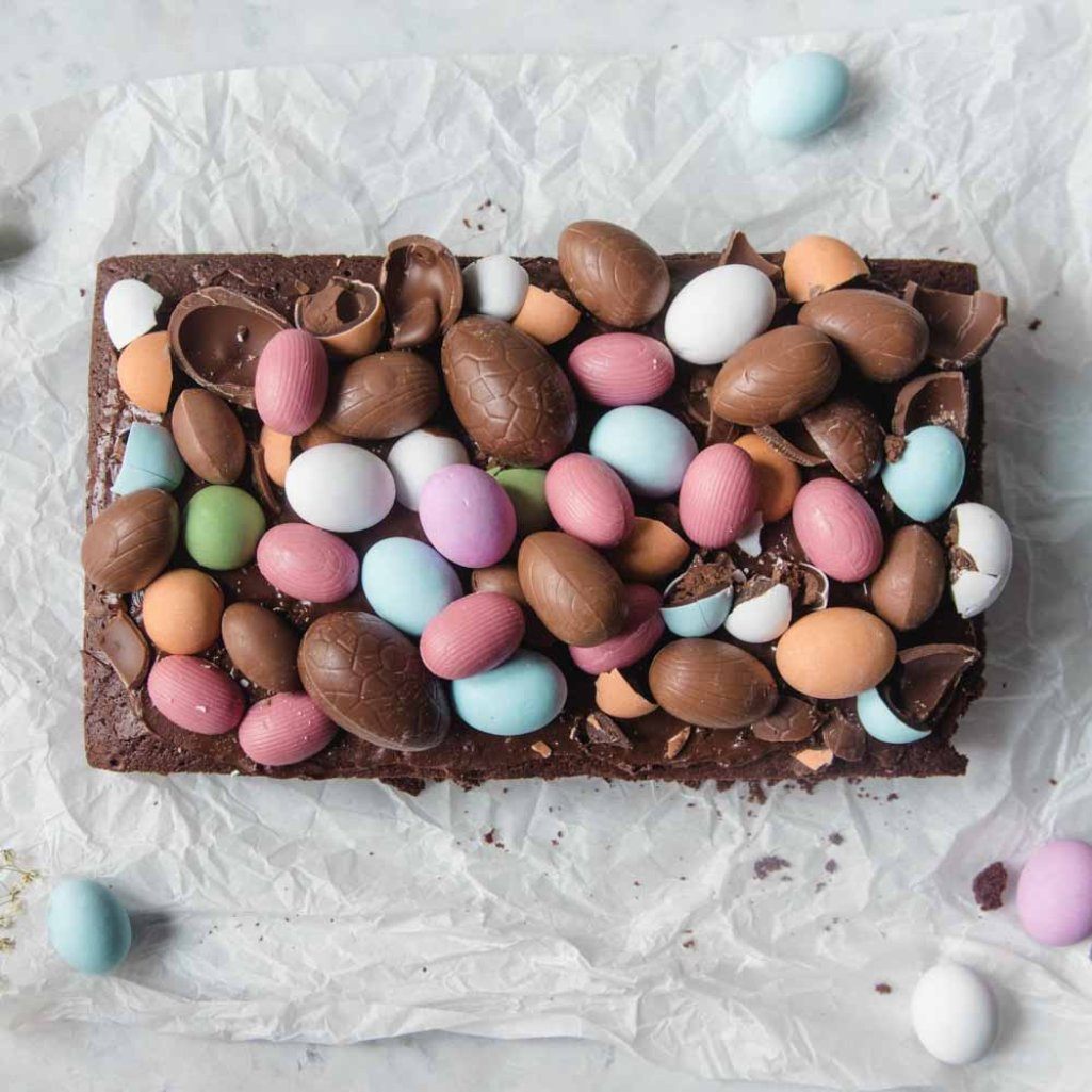 Brownies με σοκολατένια αυγά: Το πασχαλινό γλυκό που θα ξετρελάνει μικρούς και μεγάλους