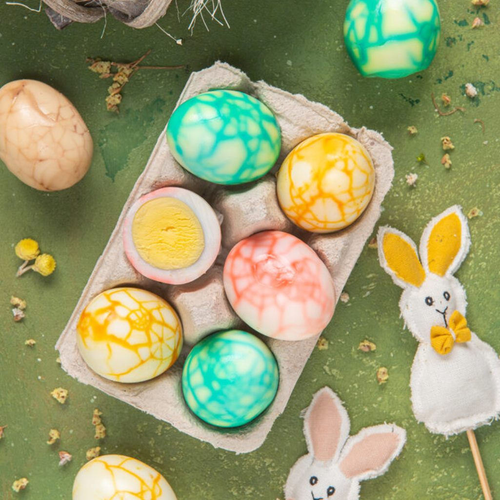 Marble eggs: Πώς να βάψεις τα αυγά αφήνοντας ένα εφέ μαρμάρου