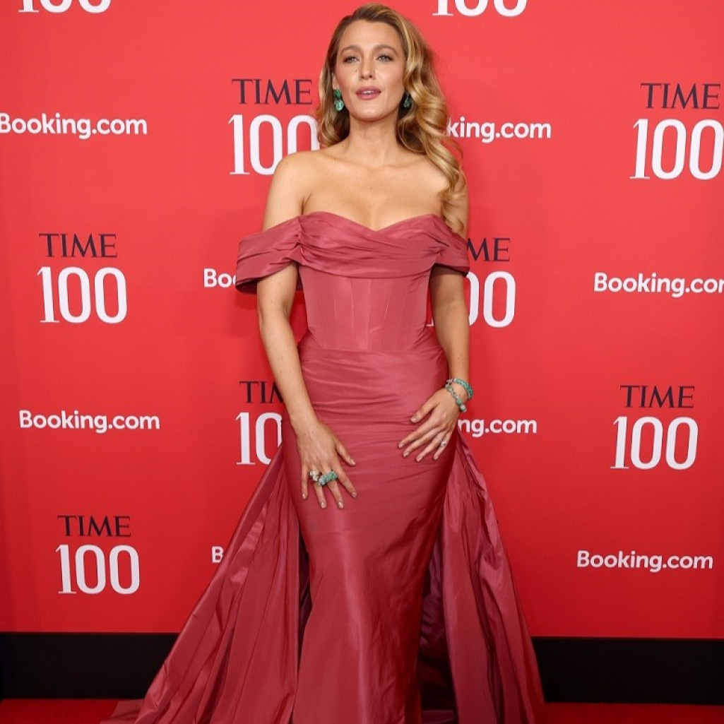 Blake Lively: Η κομψή εμφάνιση με ροζ στράπλες φόρεμα στην εκδήλωση TIME 100