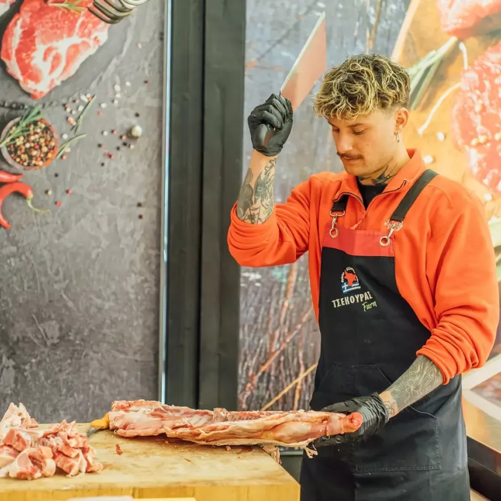 Tommy The Butcher: Ο viral κρεοπώλης μάς δίνει την πιο σημαντική συμβουλή για το Πάσχα