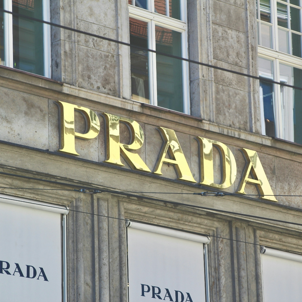 Η Prada εξαγοράζει τον οίκο Versace για 1,25 δισ. ευρώ