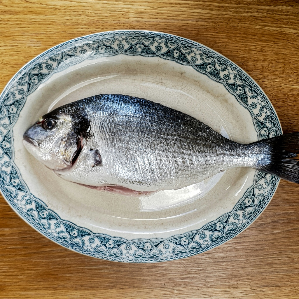 «Μας έκλεψαν»; Μια ελληνική τσιπούρα προκάλεσε γέλιο και οργή στο Reddit