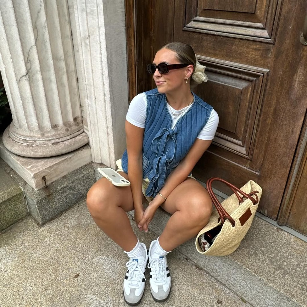 Το denim γιλέκο επιστρέφει: 10 looks για να εμπνευστείς και να δημιουργήσεις τα πιο cool outfits