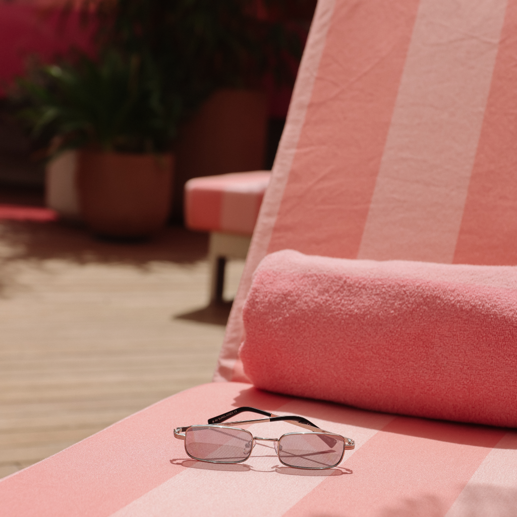 Η νέα συλλογή των AV Sunglasses γιορτάστηκε με μια ηλιόλουστη resort φαντασμαγορία