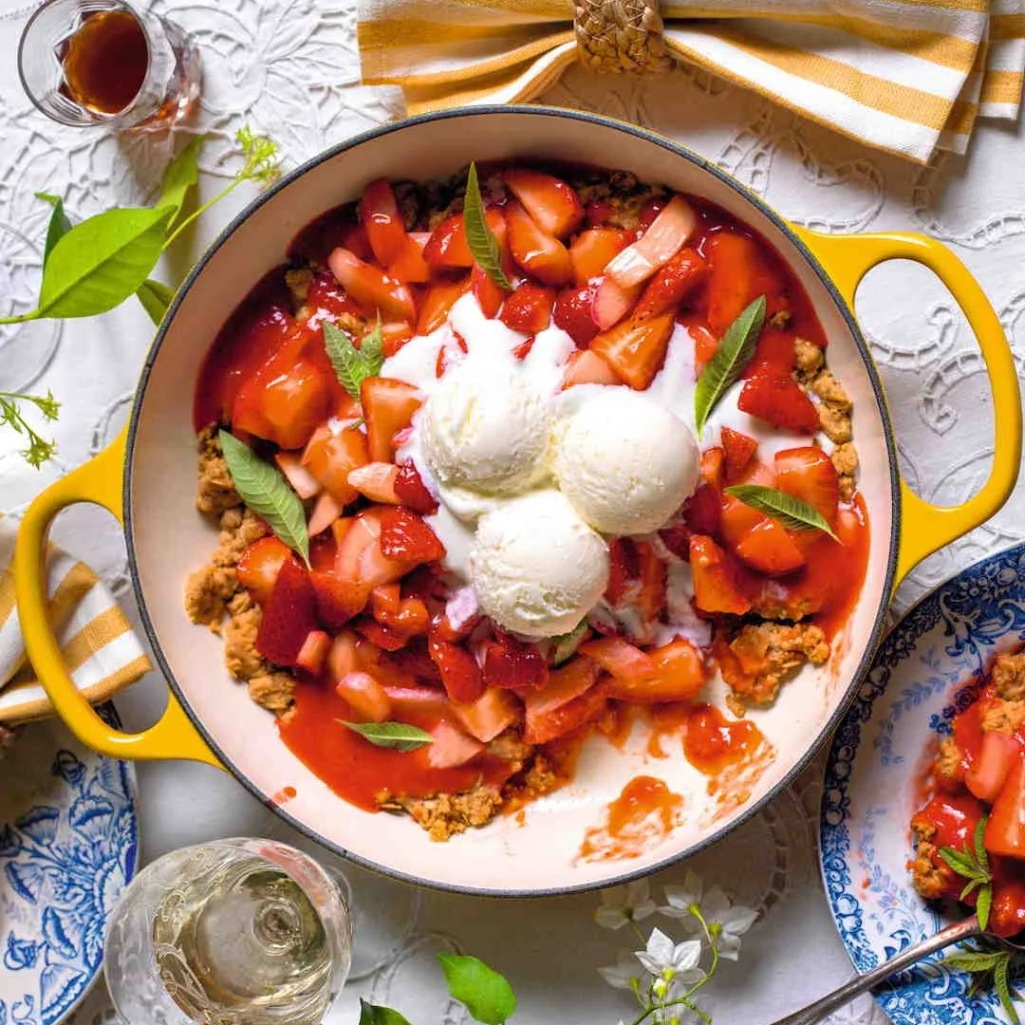 Crumble βρώμης με φράουλες και ραβεντί: Ένα υπέροχο, αρωματικό γλυκό για τις ζεστές ημέρες του καλοκαιριού