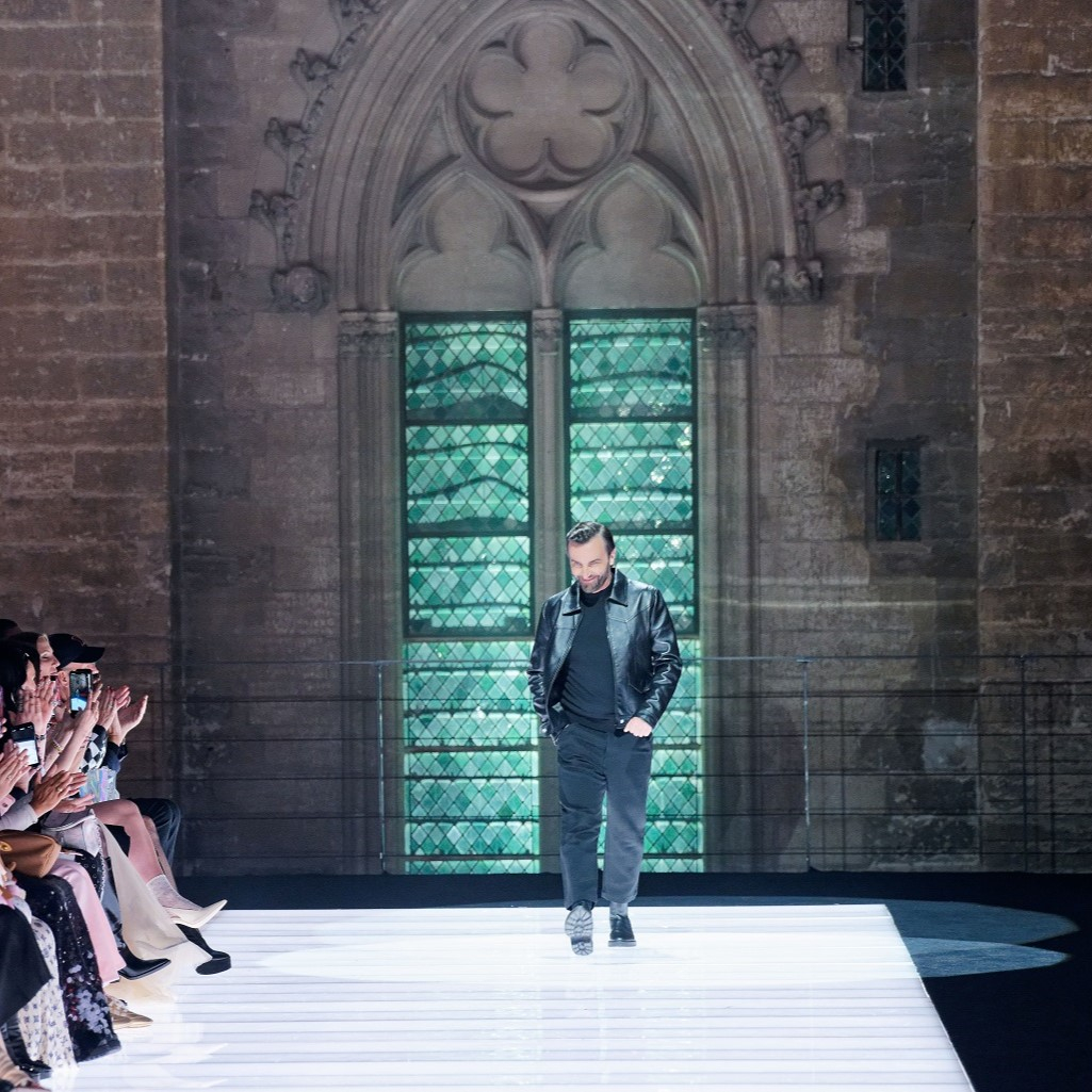 Louis Vuitton Cruise 2026: Ένα show που εξερευνά τον ρομαντισμό της μεσαιωνικής αισθητικής