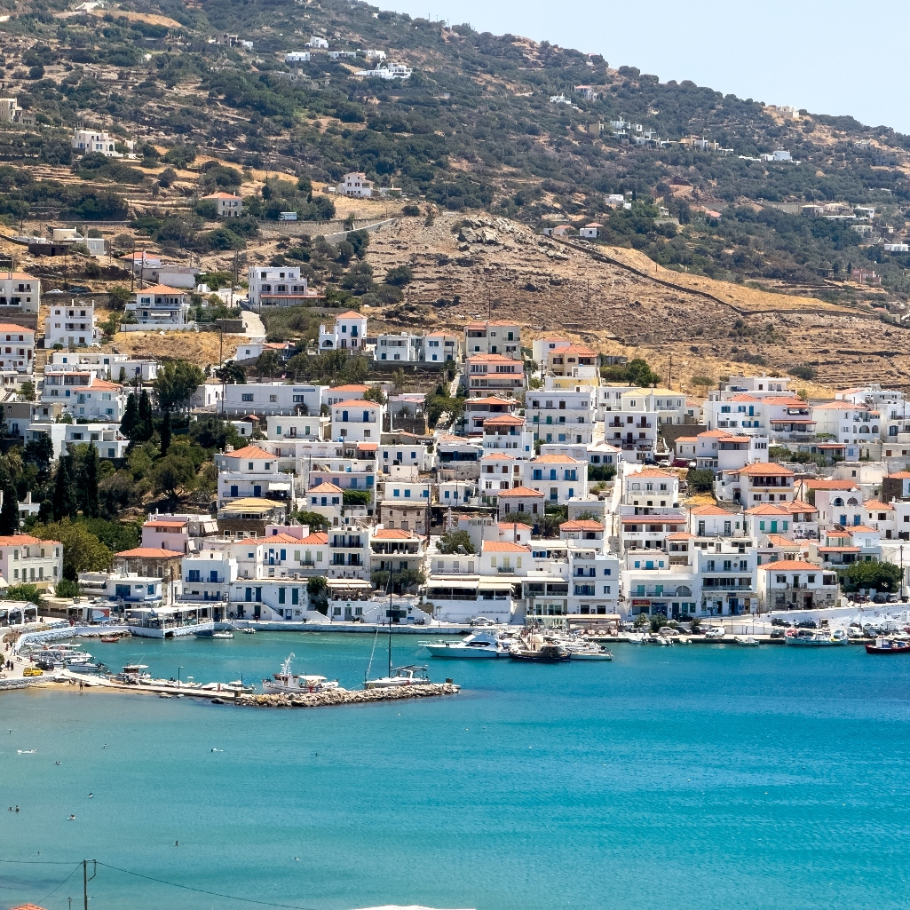 Το νησί με λίμνη και καταρράκτες που δεν θυμίζει σε τίποτα τις Κυκλάδες