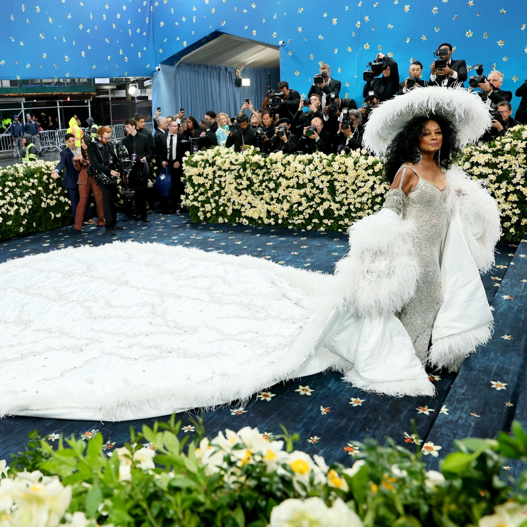 Η Νταϊάνα Ρος επέστρεψε στο Met Gala 22 χρόνια μετά: Σχεδίασε μόνη το φόρεμα με τα κρύσταλλα και την 4,5 μέτρα ουρά