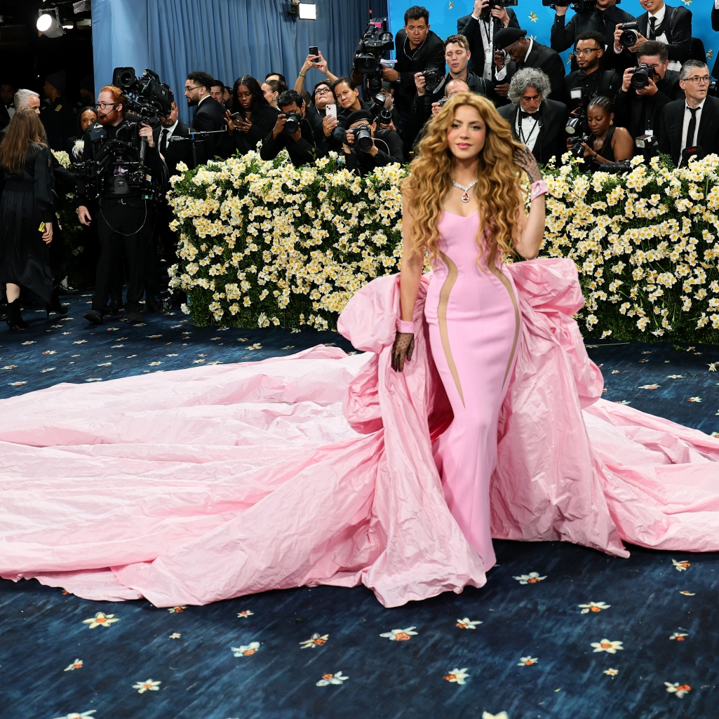 Met Gala 2025: Η Σακίρα έραβε το φόρεμά της (κυριολεκτικά) μέχρι τελευταία στιγμή - Το βίντεο μέσα από τη λιμουζίνα που τη μετέφερε