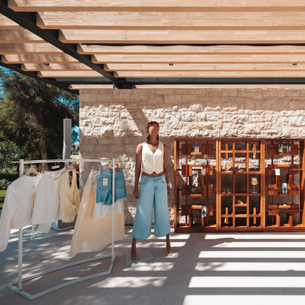 Η νέα συλλογή SS25 της Stradivarius είναι ένα καλλιτεχνικό αφιέρωμα στην ομορφιά του καλοκαιριού