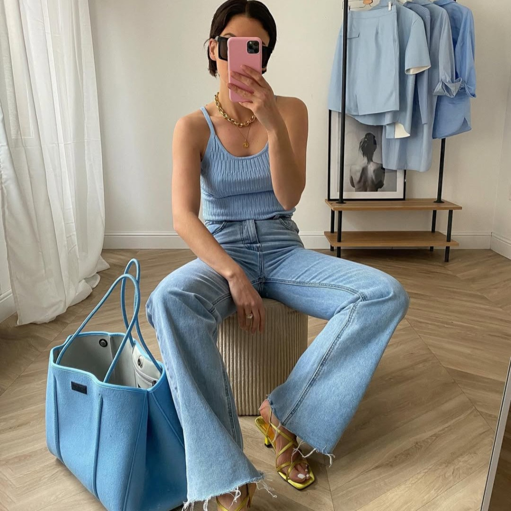 Η νέα εμμονή των fashion girls είναι να «ντύνουν» τα μπατζάκια των τζιν τους με αλυσίδες και δεν έχουμε δει πιο cool trend