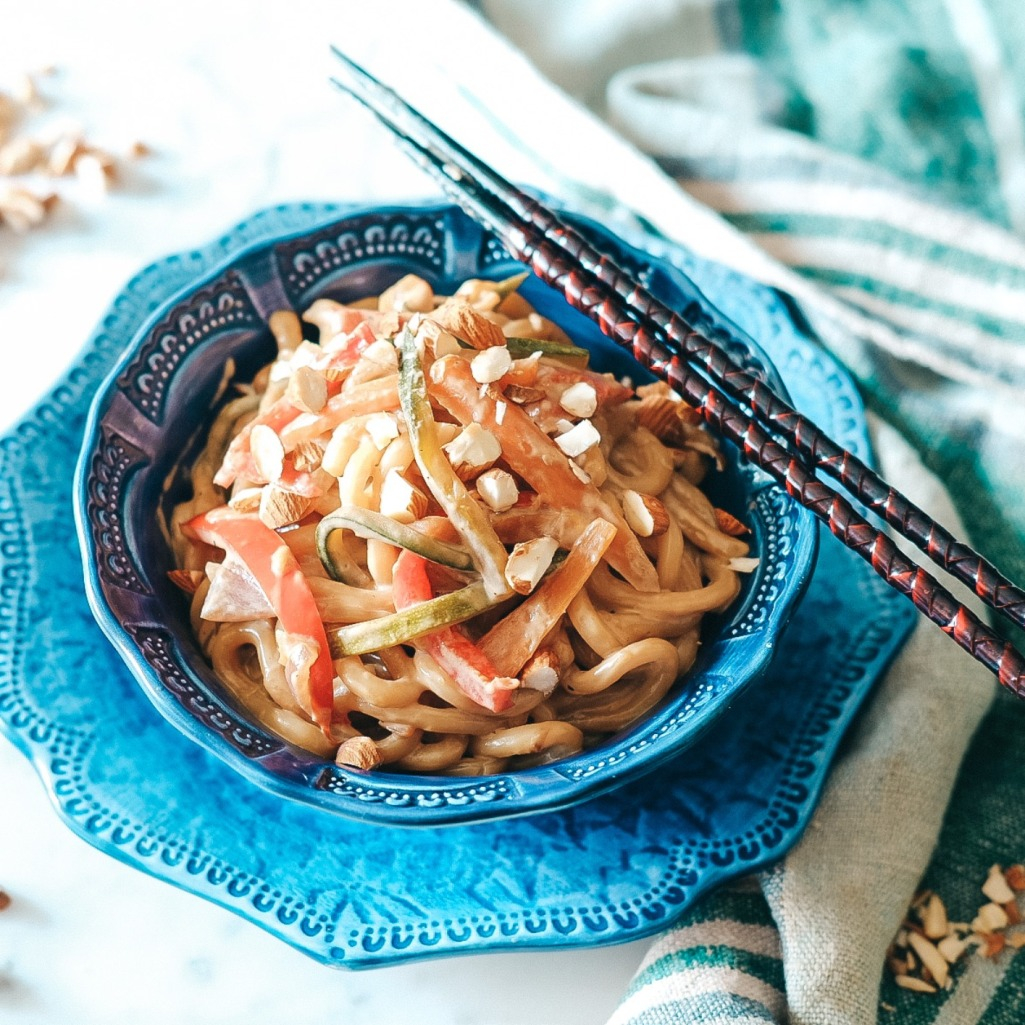 Noodles με λαχανικά και αμύγδαλα – Η πιο νόστιμη vegan συνταγή με άρωμα Ασίας