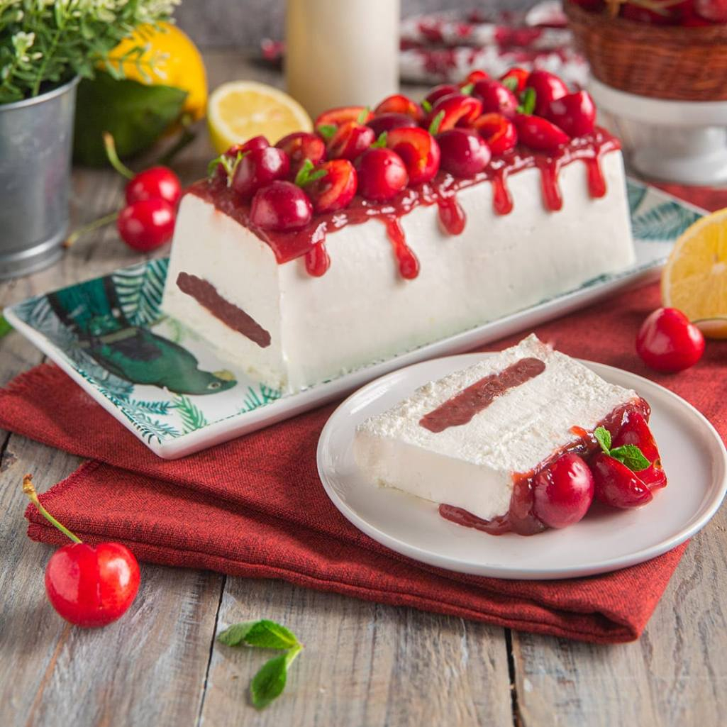 Semifreddo με γιαούρτι και κεράσια: Ένα δροσερό καλοκαιρινό γλυκό χωρίς ψήσιμο