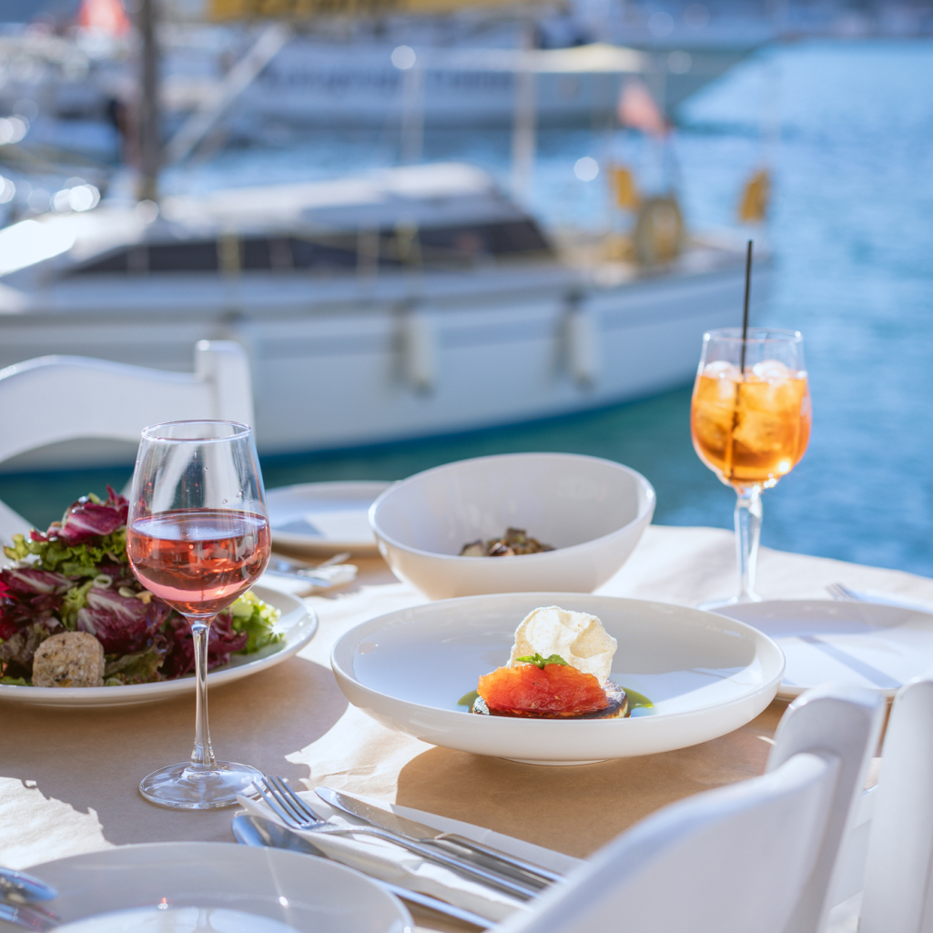 Lamda Casual Dining: Το εστιατόριο που αγαπήθηκε στη Λευκάδα υποδέχτηκε το καλοκαίρι και φέτος, δίπλα στο κύμα!