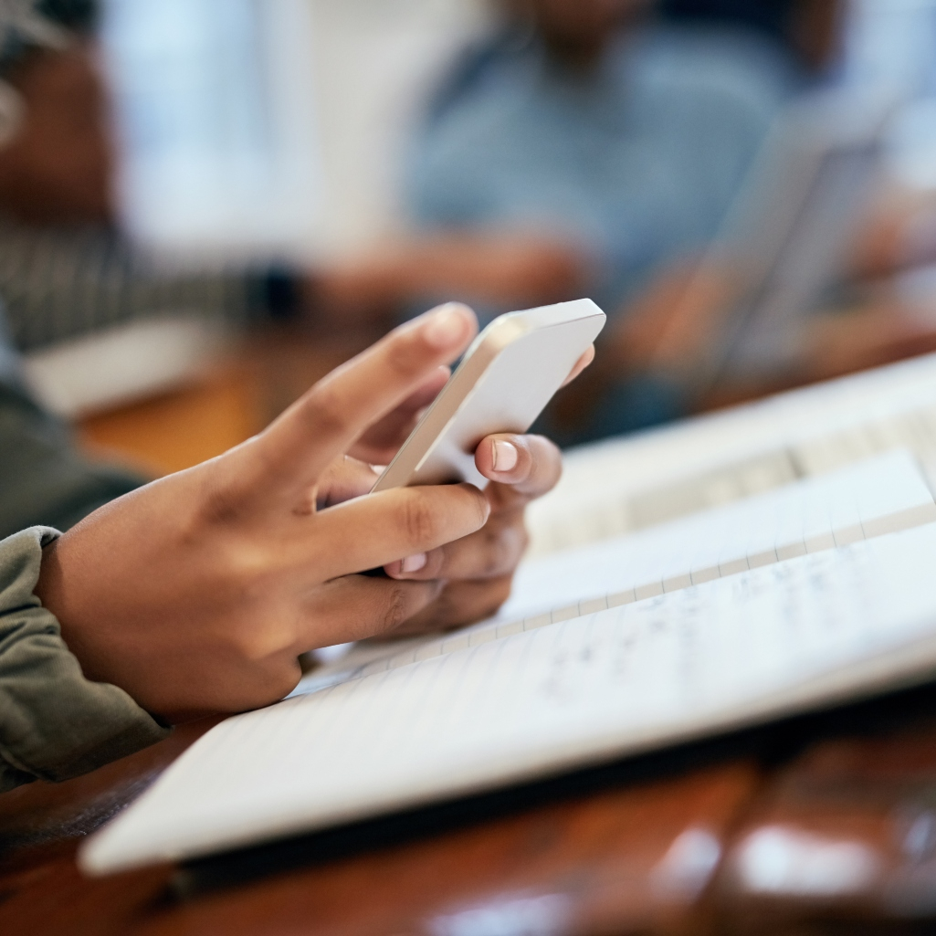 Η Γαλλία απαγορεύει τα social media στα παιδιά κάτω των 15 - Άμεση παρέμβαση μετά τη δολοφονία σχολικής βοηθού από μαθητή