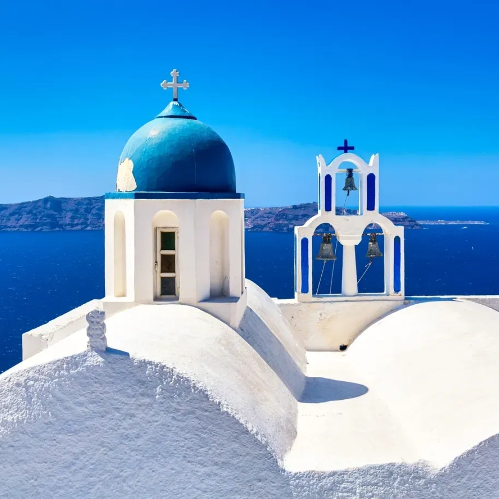 Η Σαντορίνη είναι διαχρονικά το πιο ρομαντικό νησί των Κυκλάδων