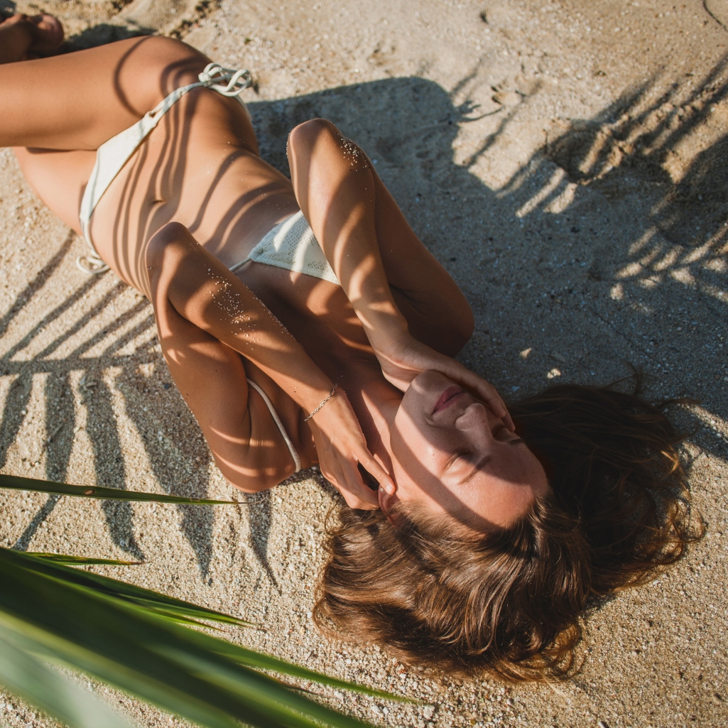 Summer hair guide: Πώς να διατηρήσεις τα μαλλιά σου απαλά και λαμπερά, αυτό το καλοκαίρι