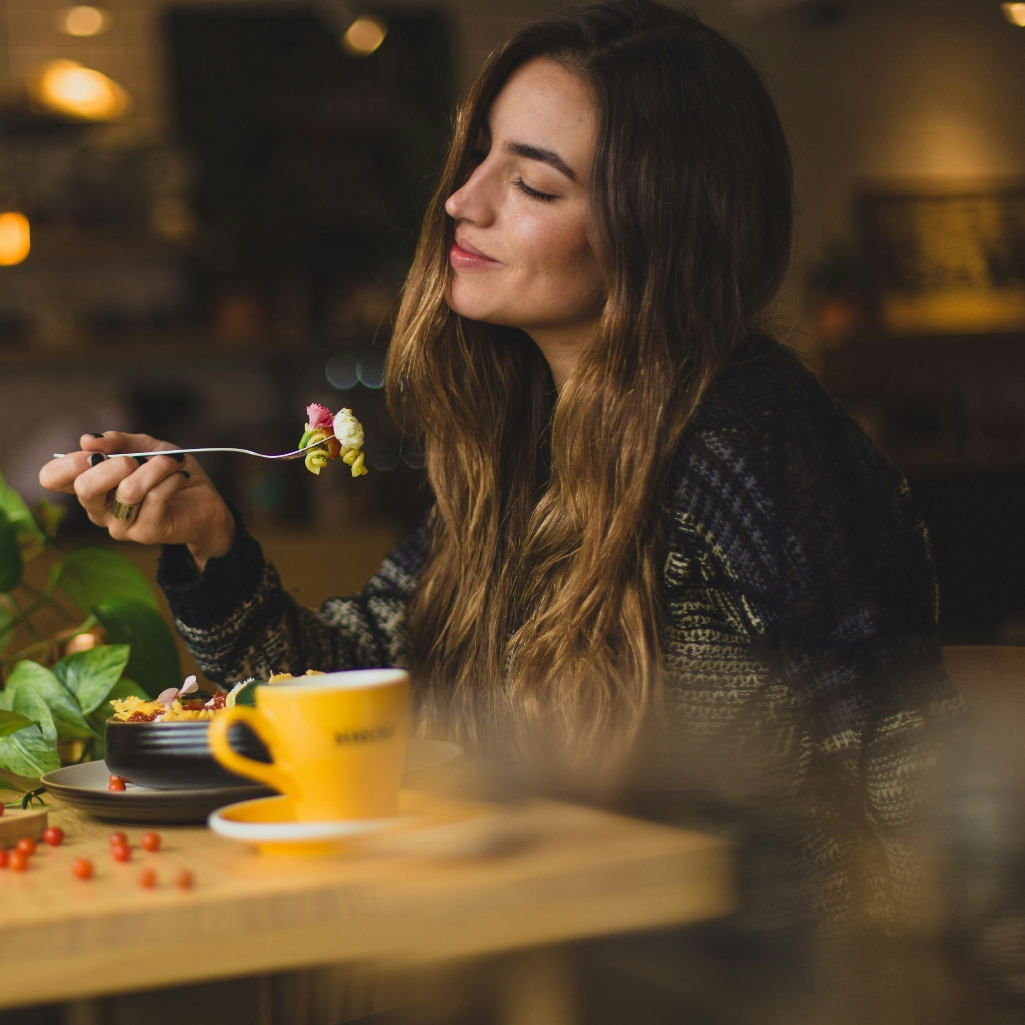 «Άκου το σώμα σου»: Το mindful eating και η υγιής σχέση με το φαγητό