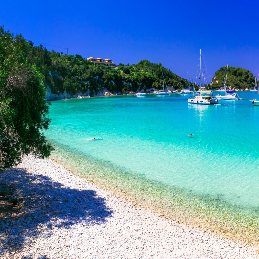 Τιρκουάζ νερά, μικρές αποστάσεις και νόστιμο φαγητό: Σε αυτά τα 2 ελληνικά νησιά θα κάνεις τις καλύτερες διακοπές