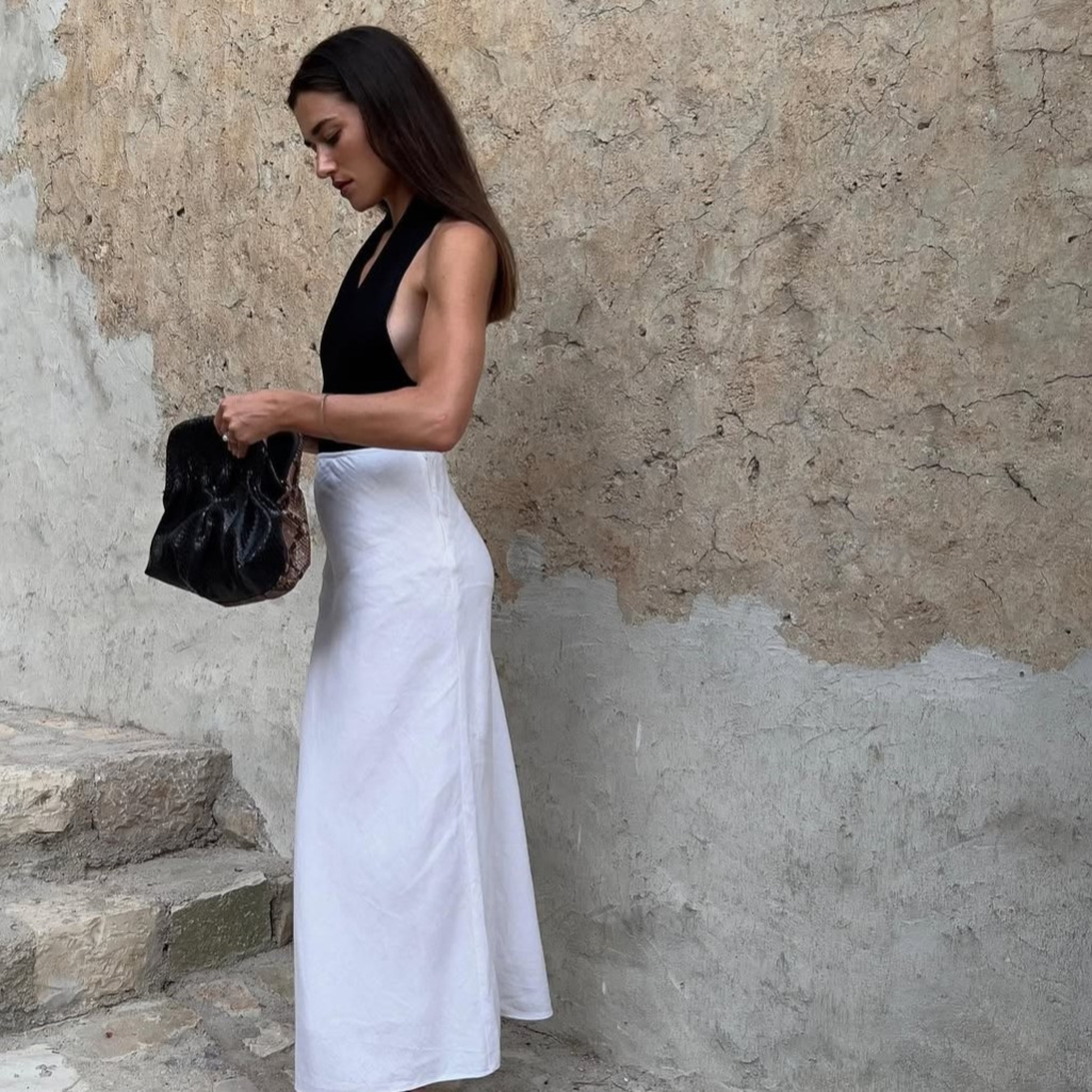 Αντί για tank top: Το item που θα απογειώσει και το πιο basic look έχει τη νοσταλγία των ΄00s