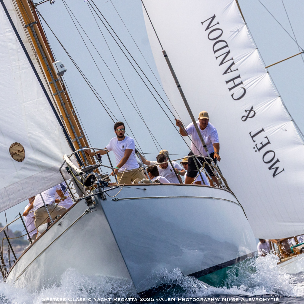 Spetses Classic Yacht Regatta 2025: Ο κορυφαίος Διεθνής Αγώνας Κλασσικών και Παραδοσιακών Σκαφών έλαμψε για 14η χρονιά στο ιστορικό νησί των Σπετσών με Χρυσό Χορηγό την Moët & Chandon