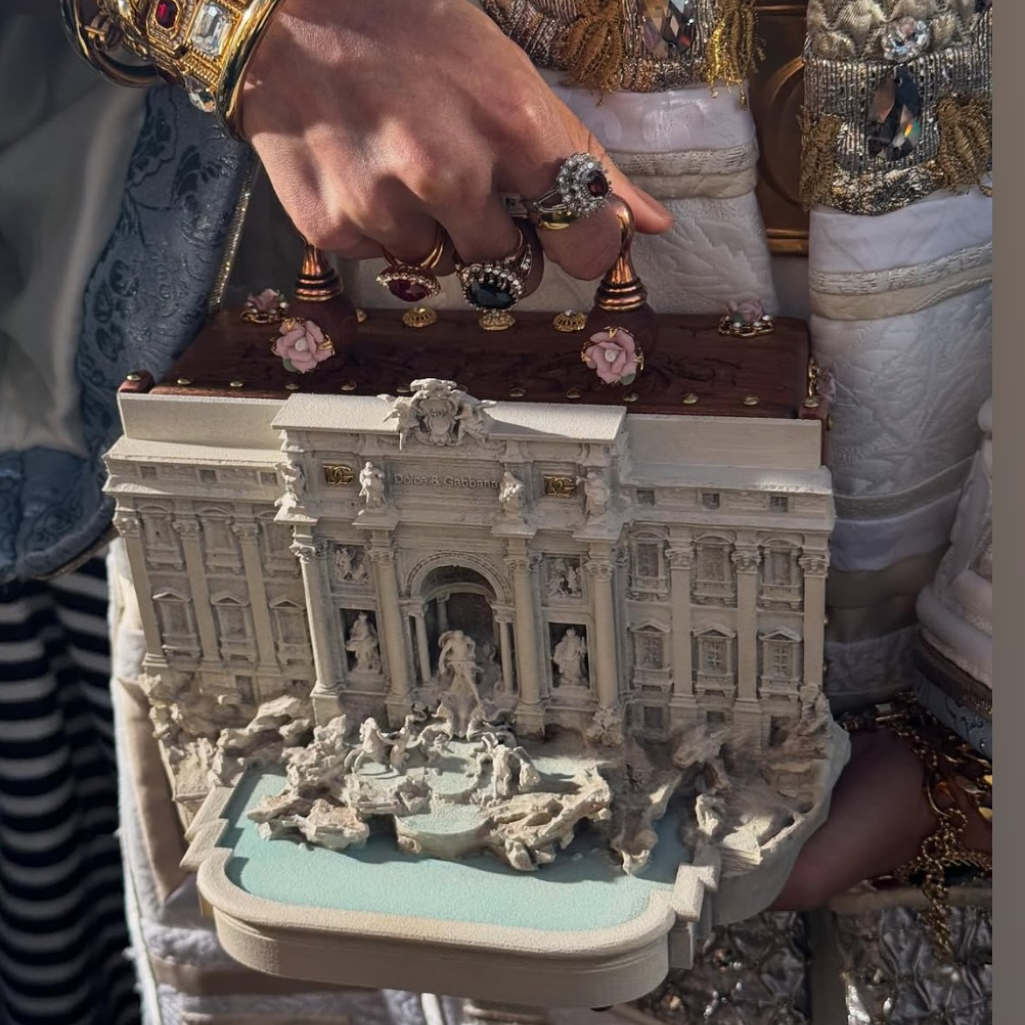 Πώς ο οίκος Dolce & Gabbana μετέτρεψε τη Φοντάνα ντι Τρέβι σε μια τσάντα – πραγματικό έργο τέχνης